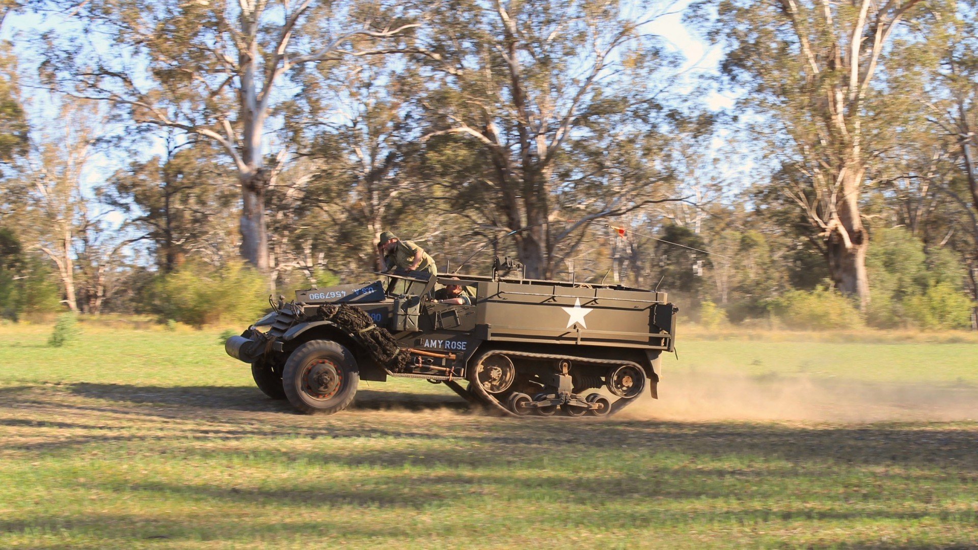 “缆绳滑水：东桃花岛赛场极速挑战，观众激情四射”
